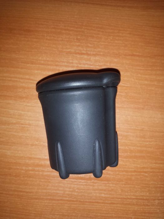 Продавам нов оригинален пепелник с капаче за Renault Megane, Clio