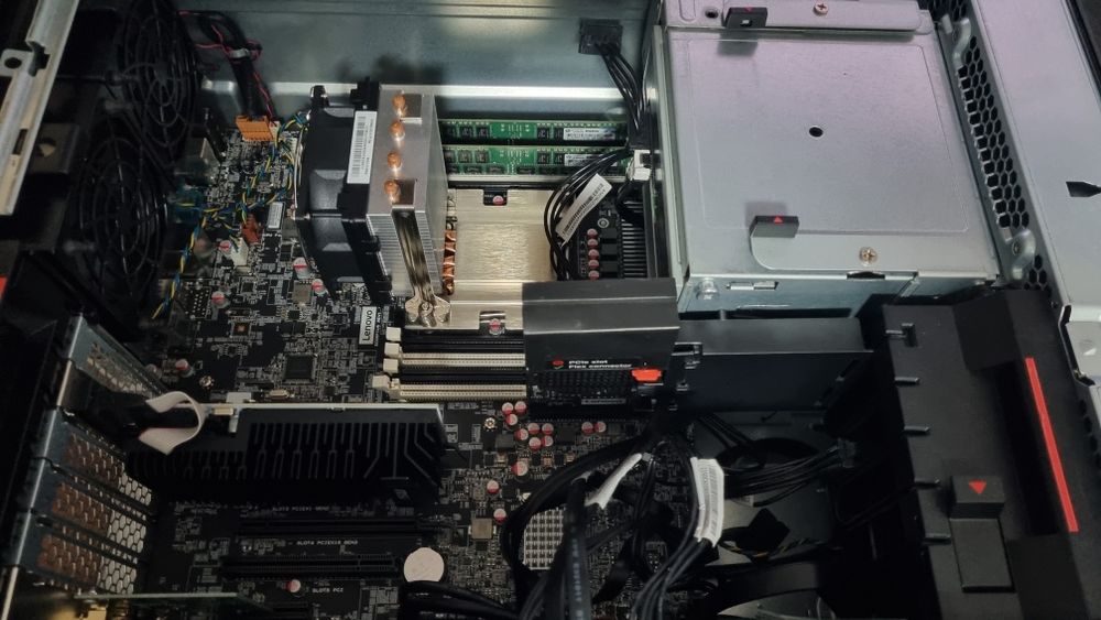 Server Lenovo P510: Xeon e5 2650 v4/32GB RAM/GT 730 2GB/SSD 256GB/Wifi