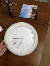 Часы IKEA белого цвета
