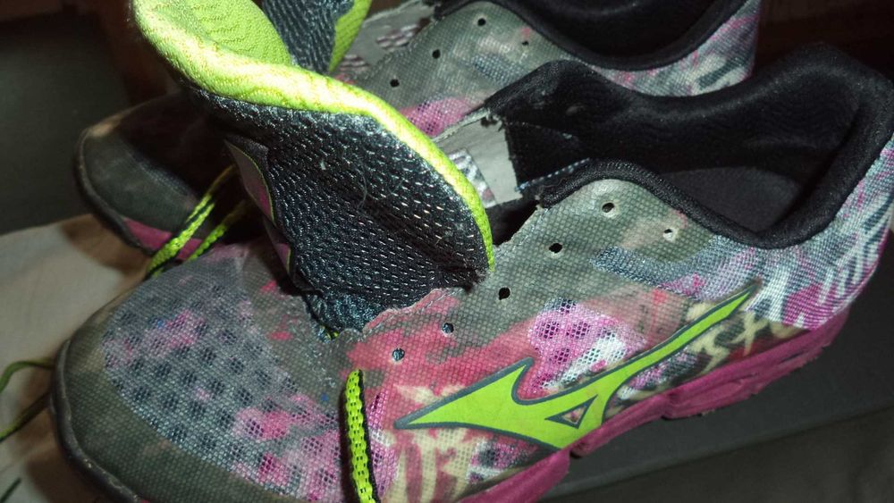 Продавам малко използвани планински  дамски  маратонки