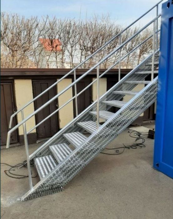 Confectionam scarii metalice zincate exterioare și pentru incendii , p