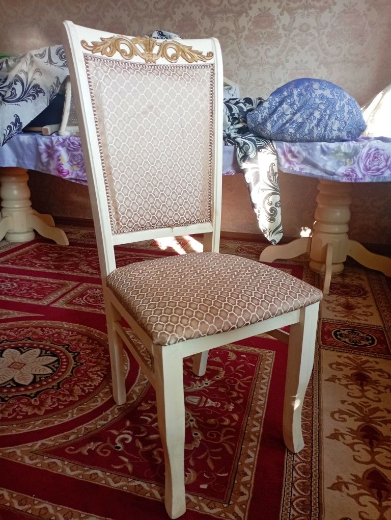 Стол со стульями