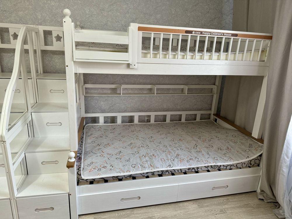Продам деревянную двухьярусную кровать