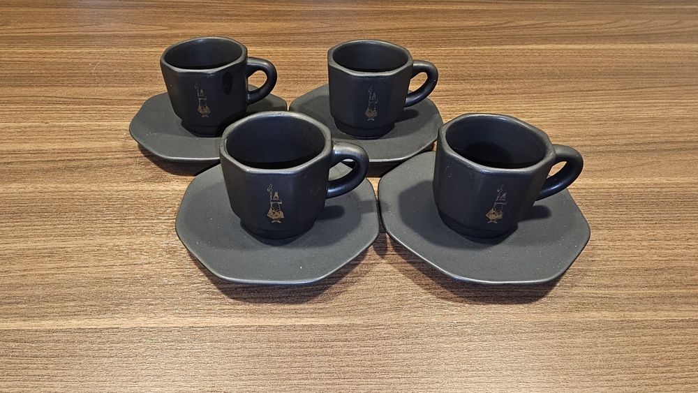 Set 4 cești espresso Bialetti cu farfurioare – ceramică neagră mată, e