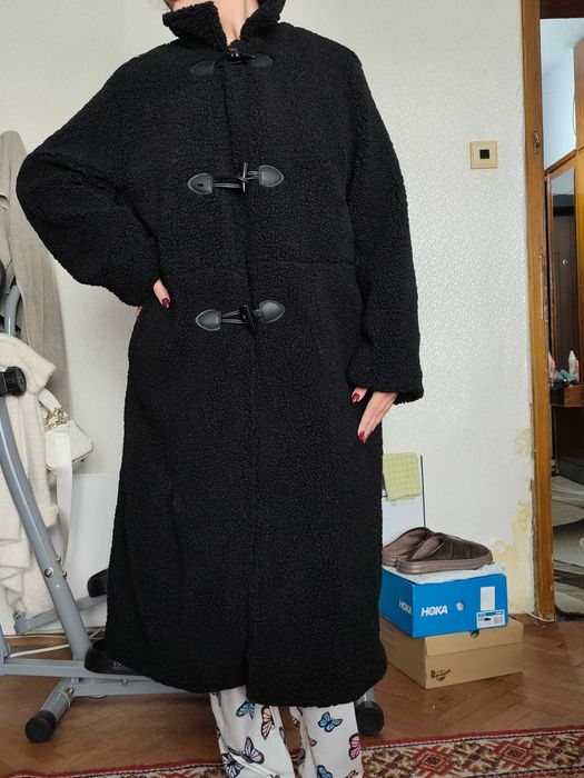 Черно пухкаво палто