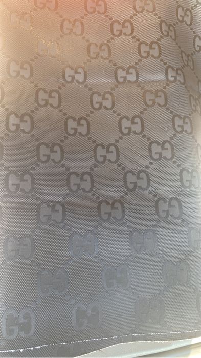 Vand material Gucci si Louis Vuitton