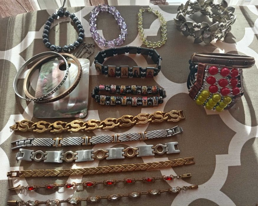 Vând ieftin brățări pt ambele sexe