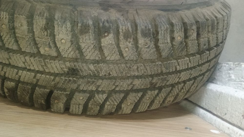 Продам две покрышки Р14