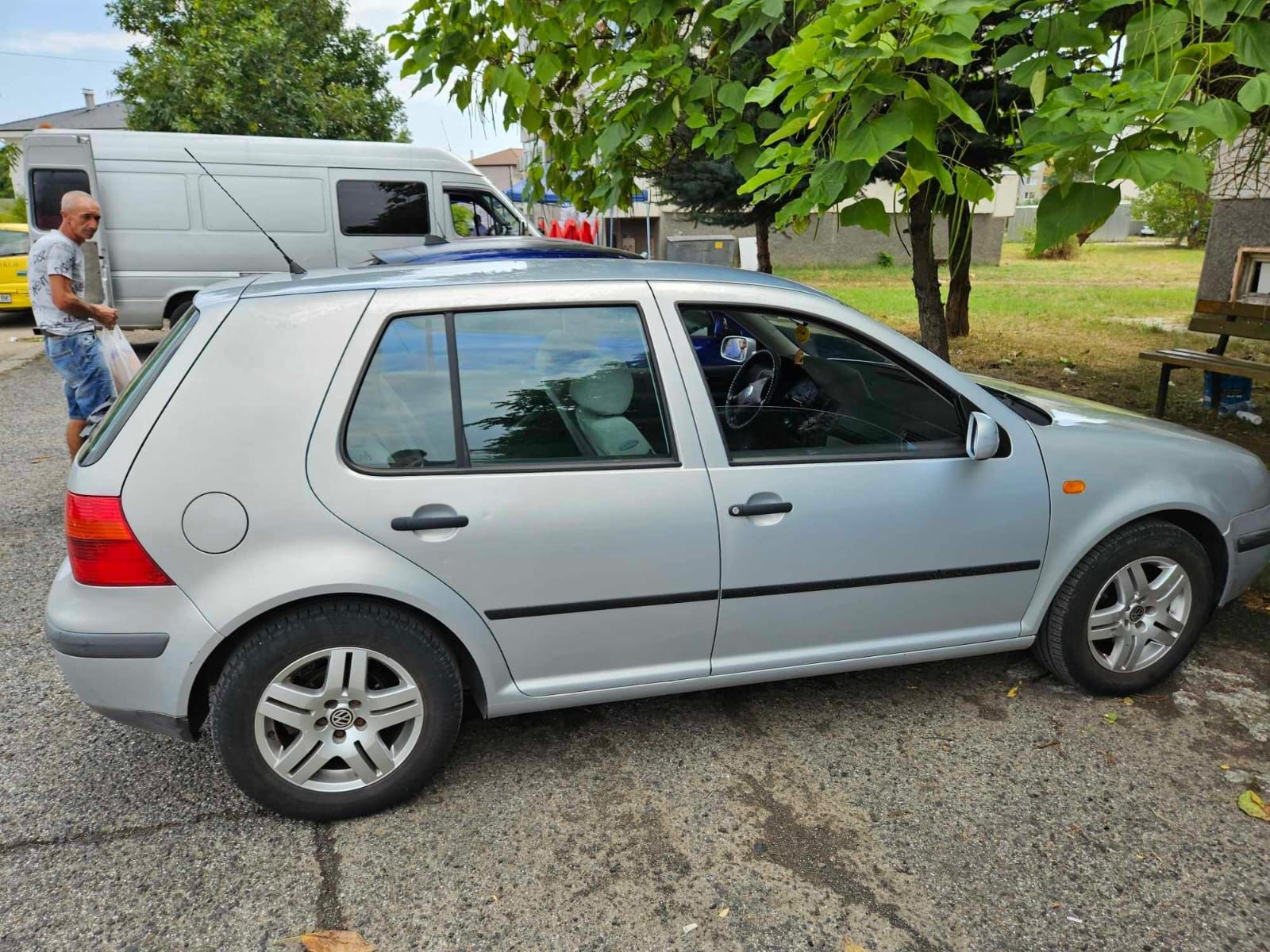 Golf 4 – 1.6 бензин – 4000 лв.