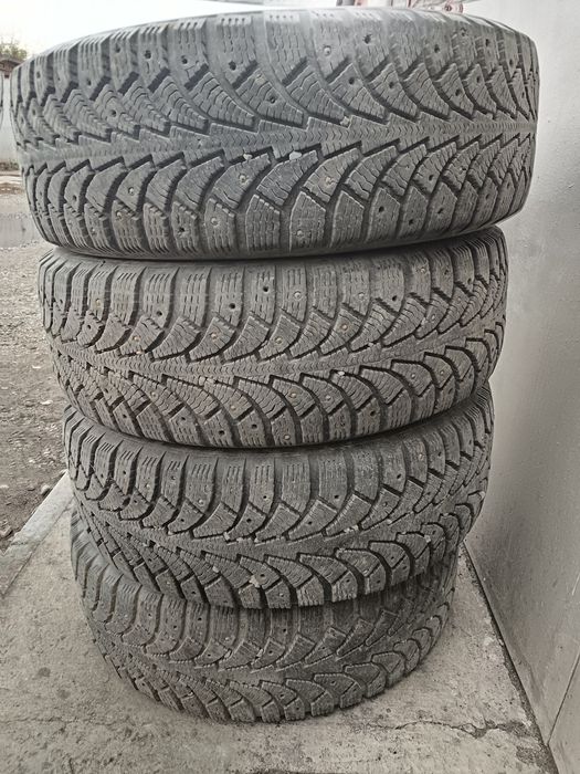 Продам комплект шин 215/60/R16