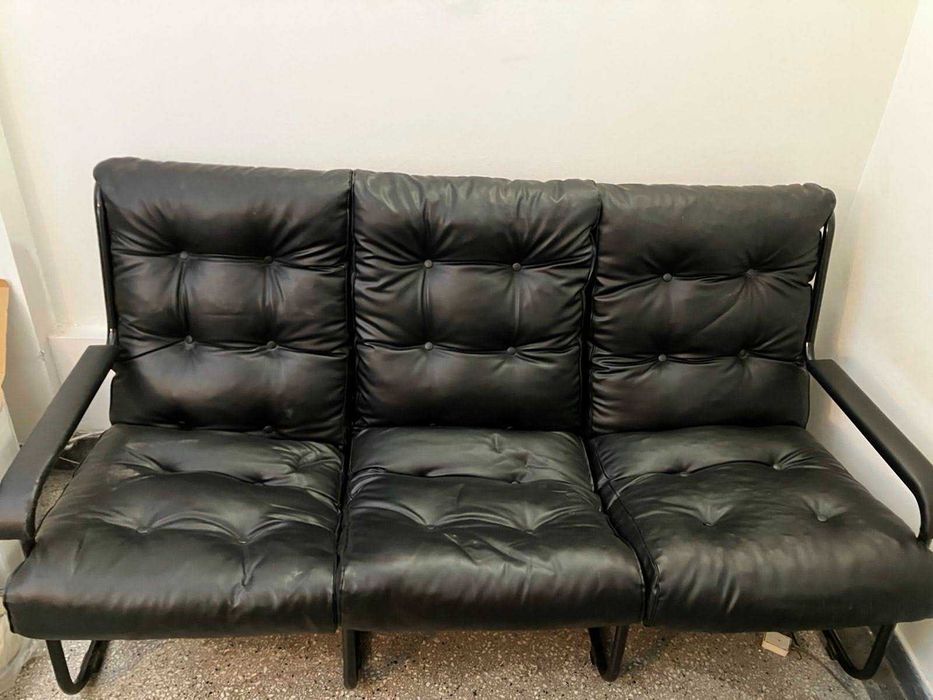 Тройка кожен черен диван в комплект с маса