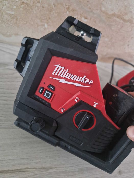 Nivela laser Milwaukee M12  3PL