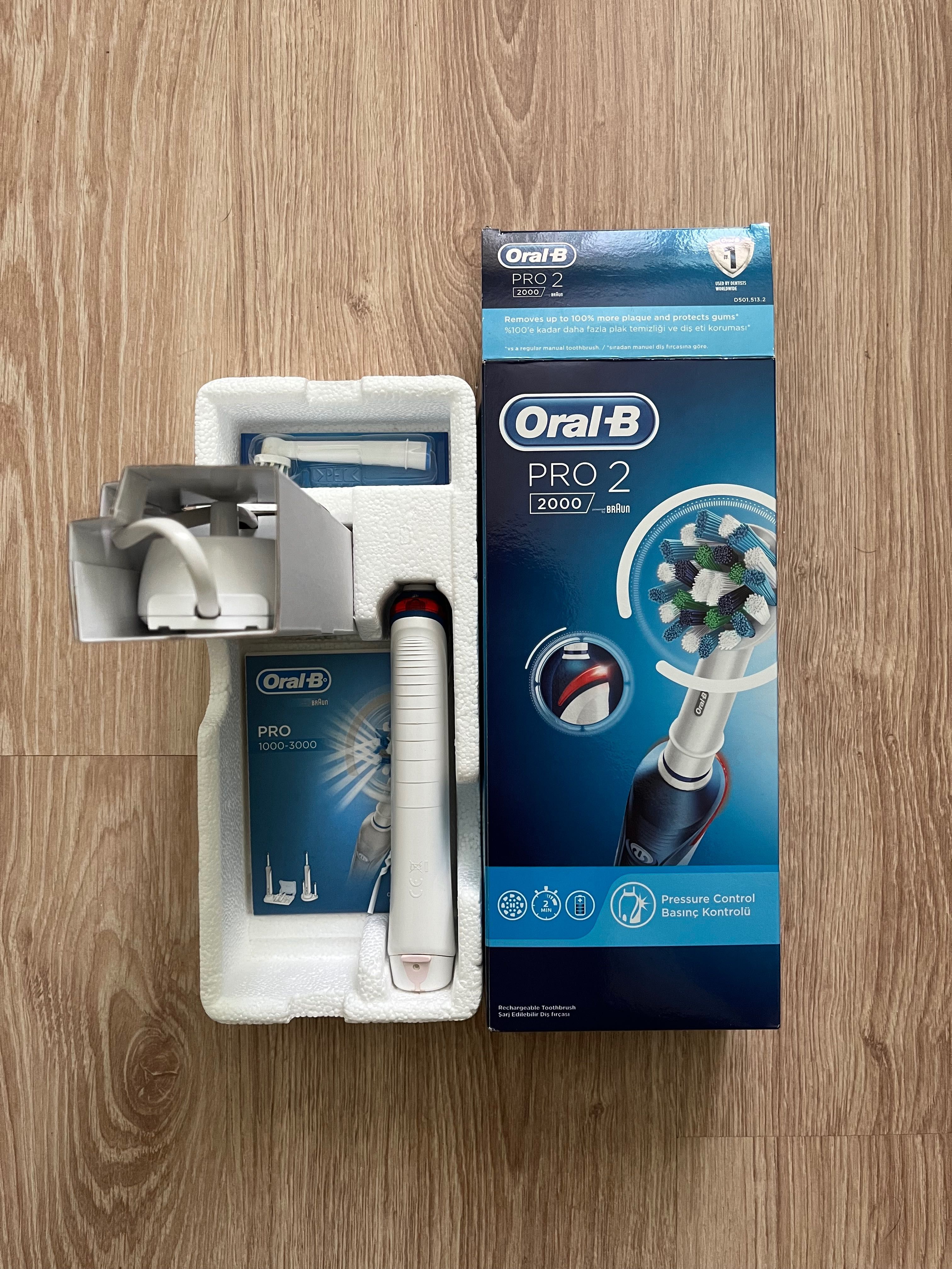 Oral-B PRO 2 2000 Електрическа четка за зъби