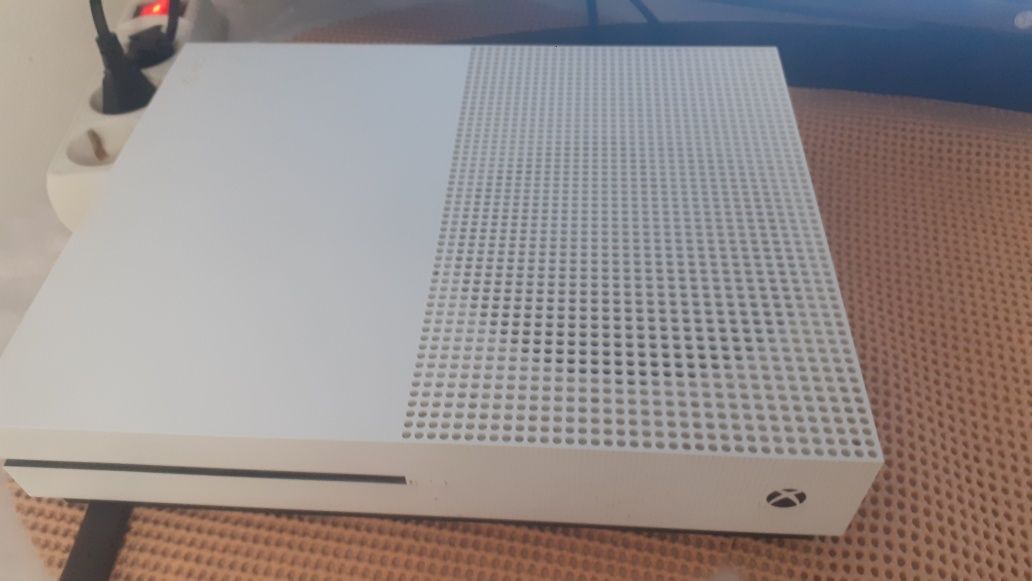 Vând xbox one s în perfecta stare