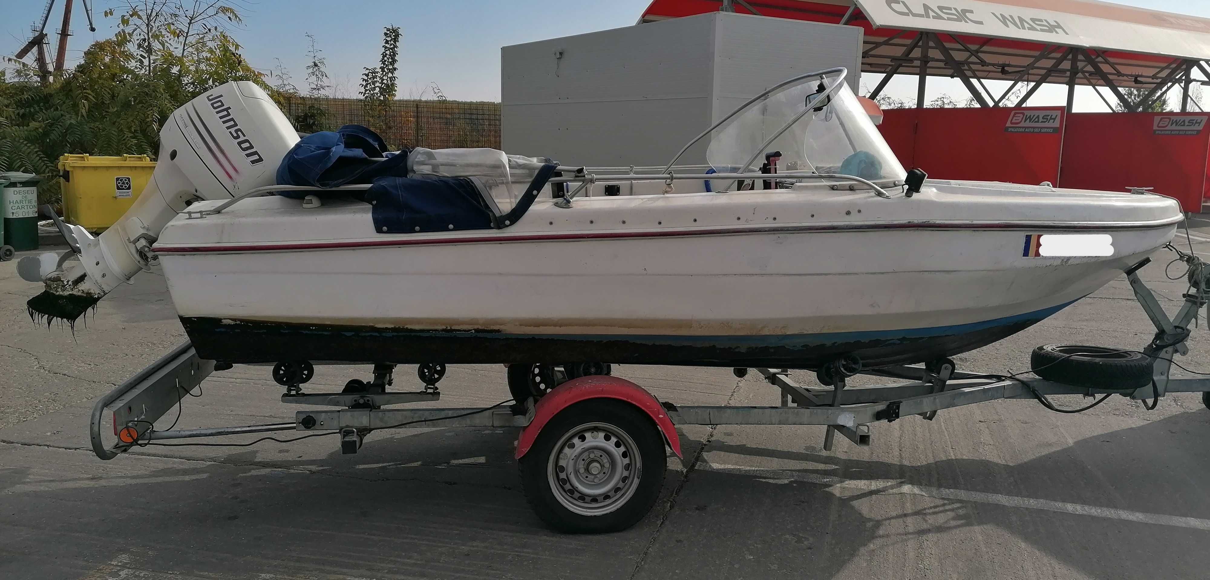 Barca cu motor si peridoc