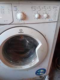 Mașină de spălat rufe INDESIT defectă