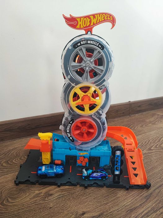 Игрален комплект Mattel Hot Wheels - Mодерен градски център за гуми