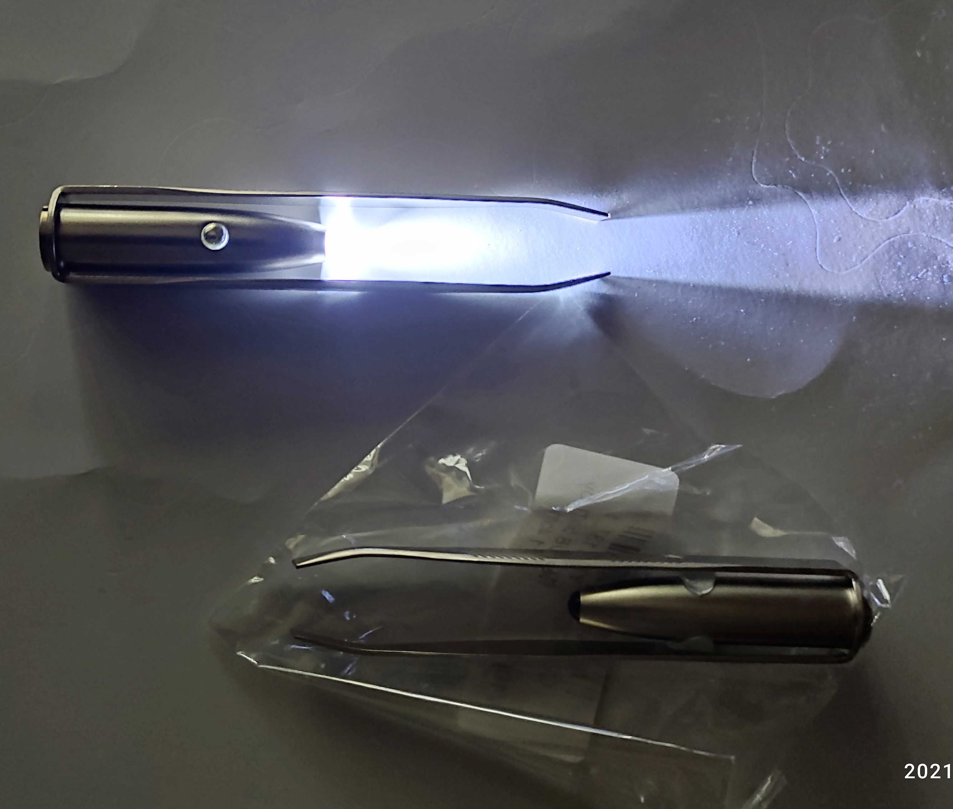 Пинсета за премахване на космите от вежди с LED светлина и батерия
