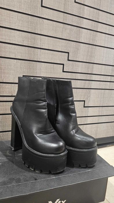 Дамски боти с висок ток