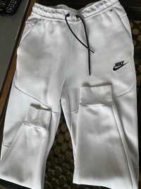 Nike tech fleece Анцунг/долнище бял