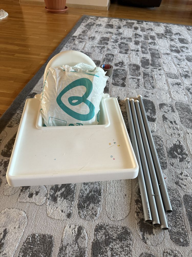 Scaun de masă IKEA Antilop + scutece Pampers nr. 7 desfăcute