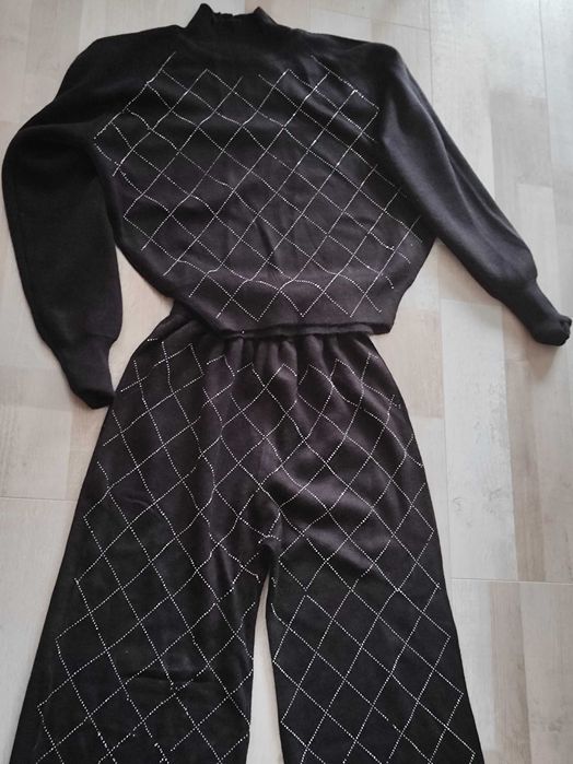 Комплект с камъчета