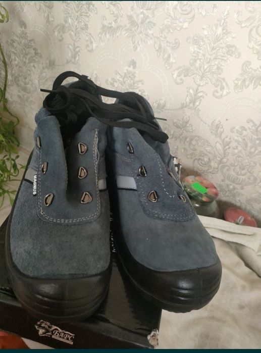 Новый спецобувь сатылады