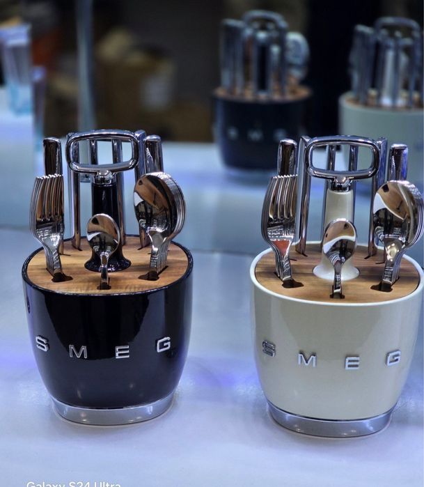 столовых приборов Smeg Style в держателе