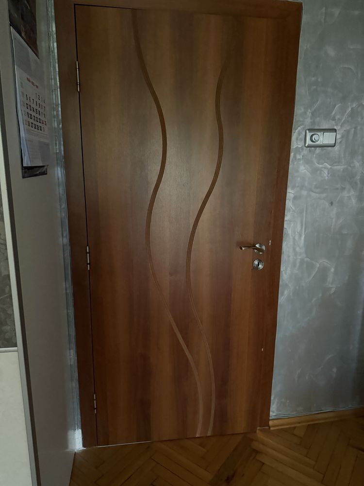 Входна врата, кафява