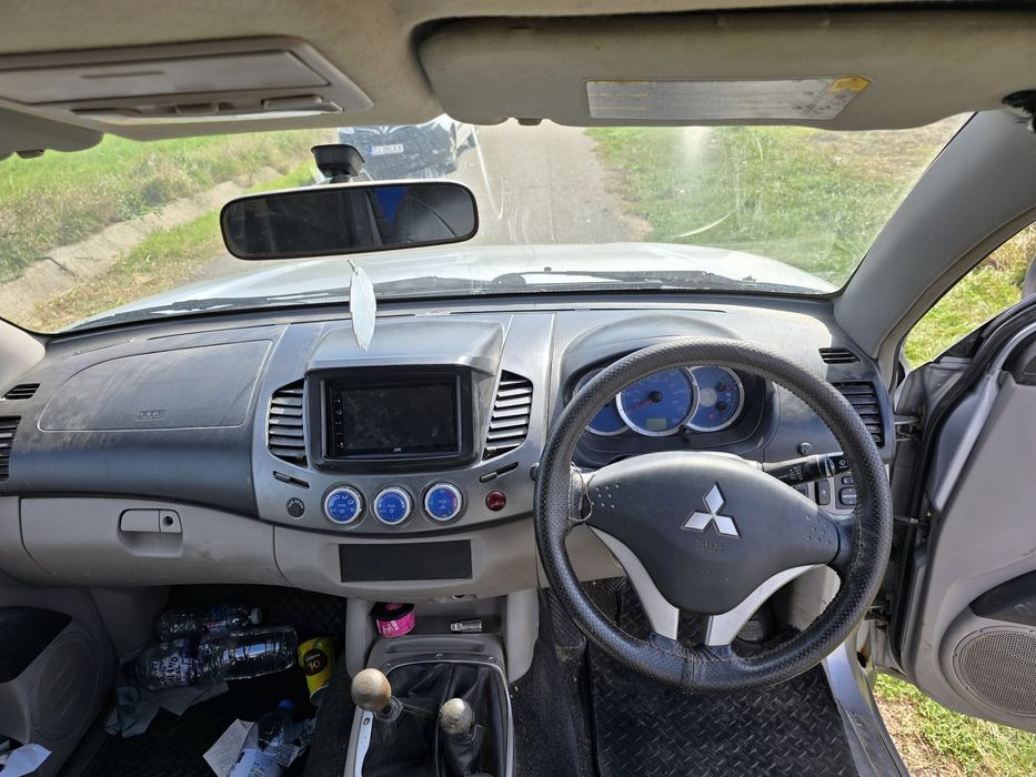 Mitsubishi L200 acte la zi volan pe dreapta