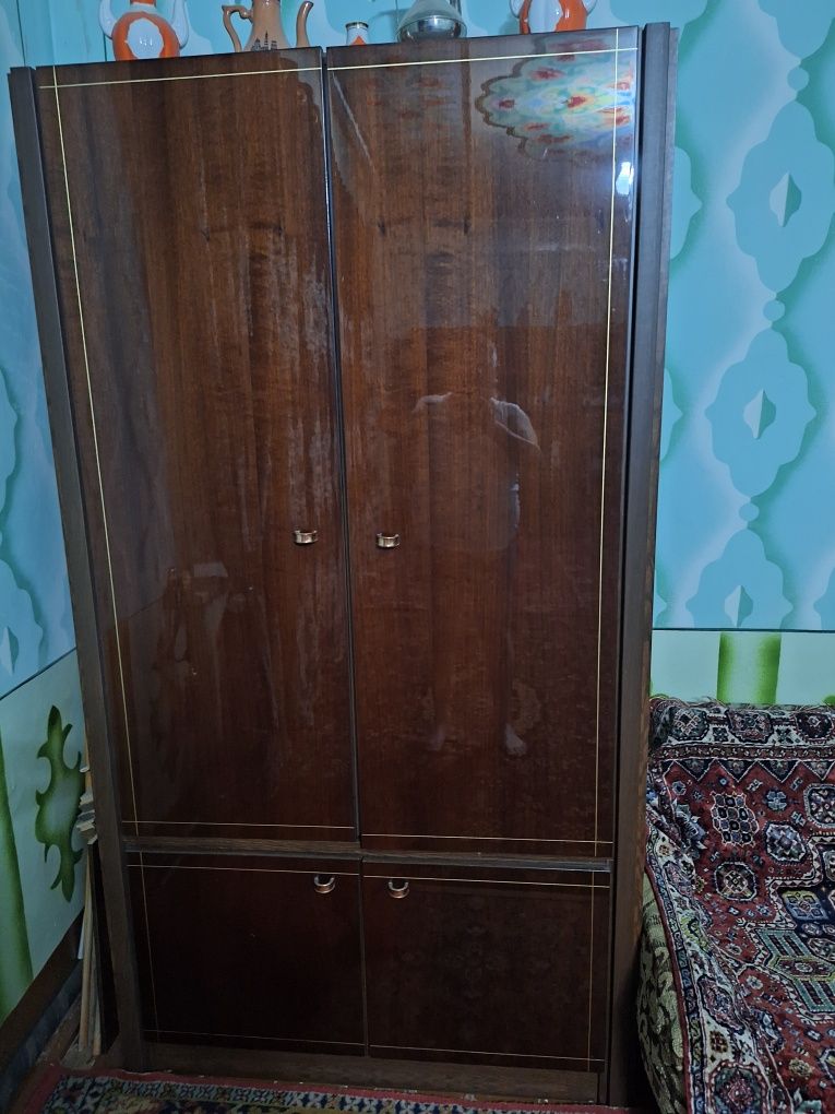 Продаю мебель Югославская в комплекте стенка со шкафом,диван  кресло