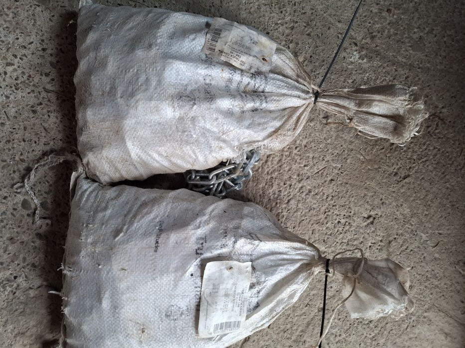 doua lanțuri noi de zăpadă ptr camion ..