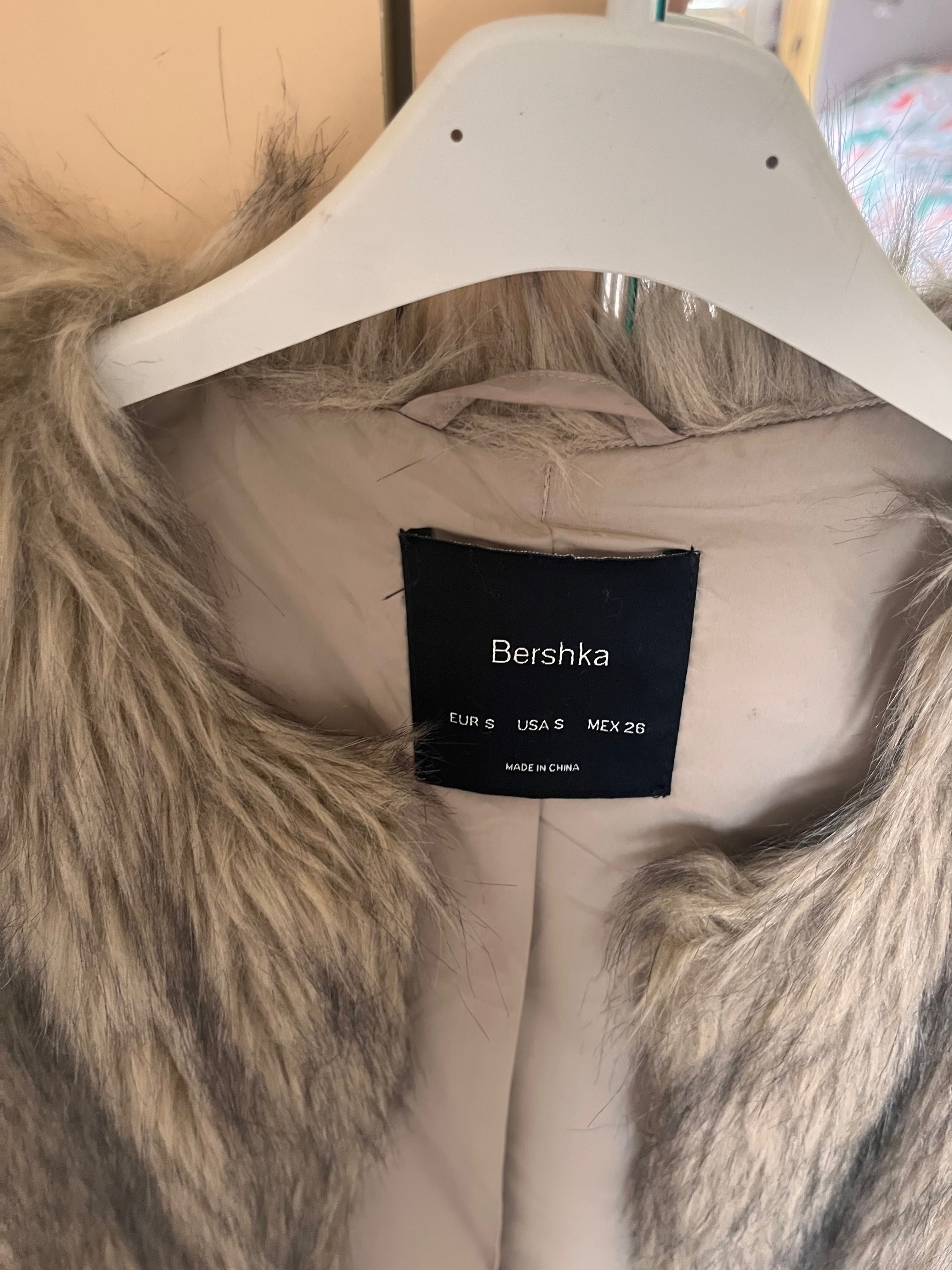 Дамски пухен елек BERSHKA