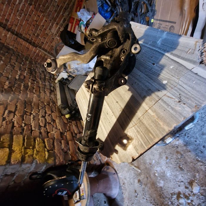 BMW 1 F20 преден ляв шенкел амортисьор носач