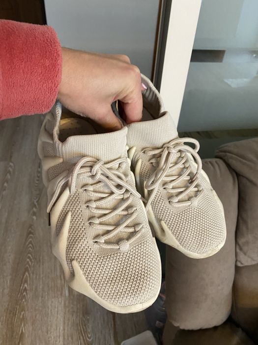 Adidasi sport sau sala