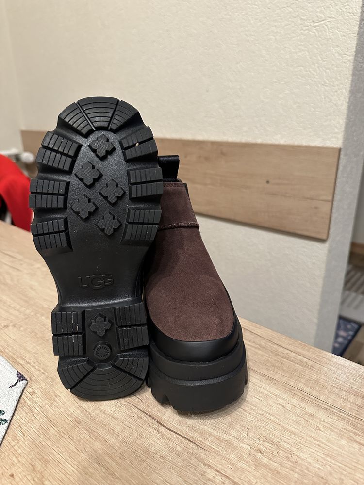 Ghete Ugg, culoarea maro