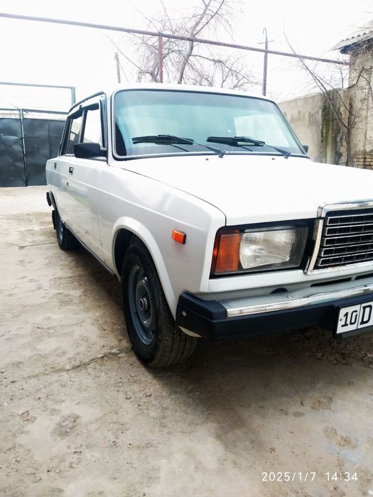 Lada 2107 sotiladi