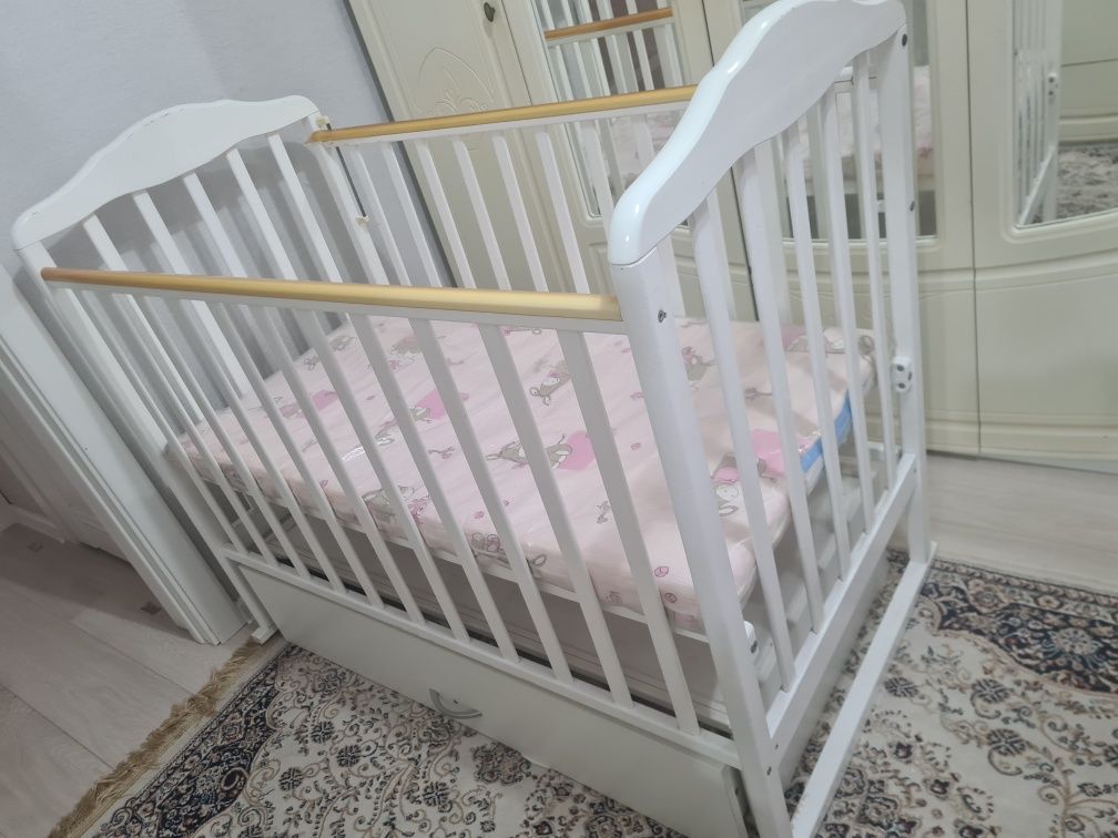 Продам детскую кровать с матрасом