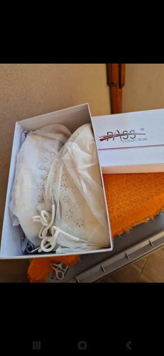 Pantofi din piele naturală, albi, cu perforații ,cu platformă Pass Col