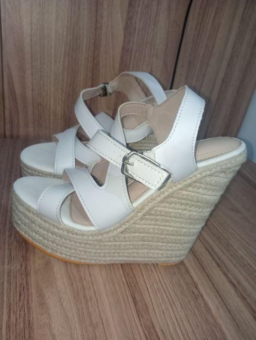 Vând pantofi/ salndale. Preț: 13 lei