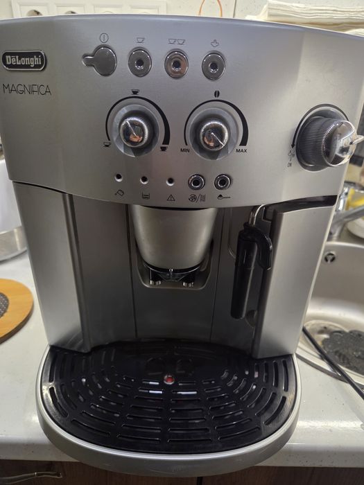 Кафе машина Delonghi magnifica