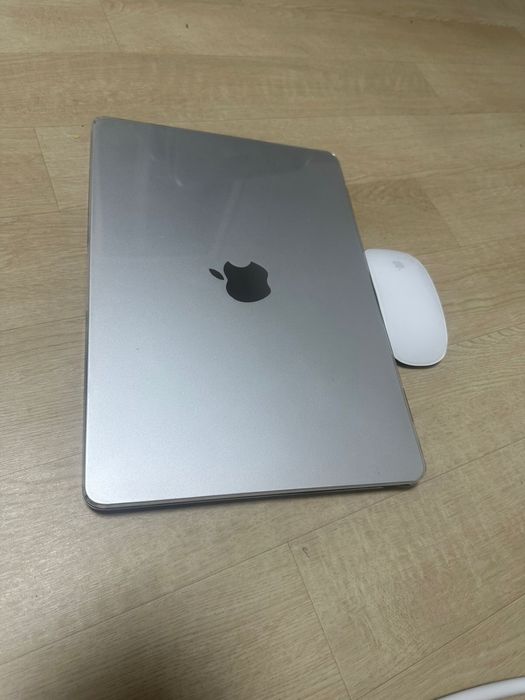 Продаю MacBook 2022 года — отличное состояние!