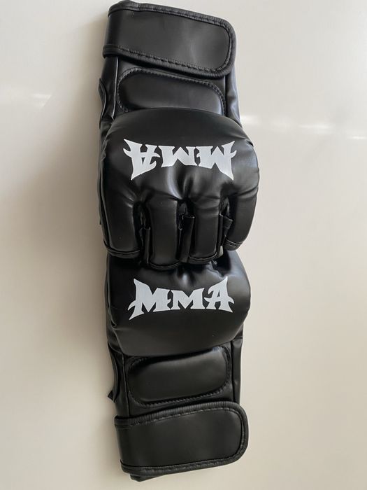 ММА ръкавици.