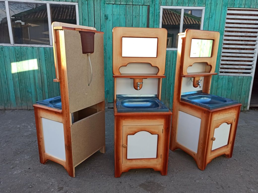 Продам деревянный лакированный умывальник.Ручная работа.