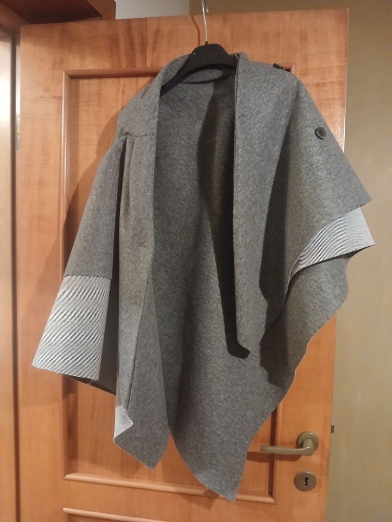 Poncho din lana naturala fabricat în Italia