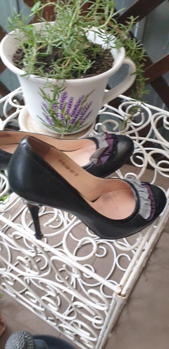 Vand pantofi piele negrii cu model