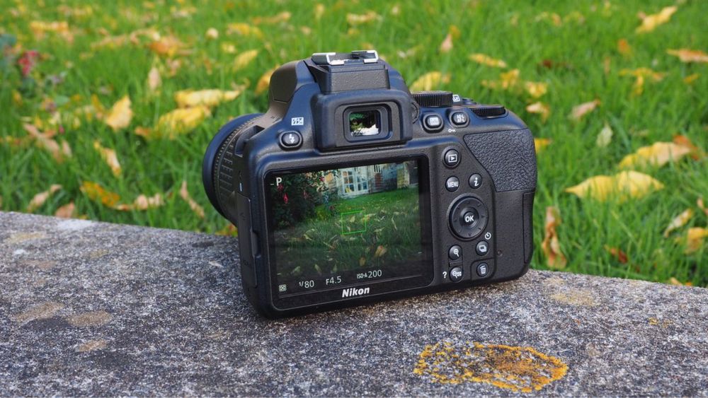 DSLR NIKON D3500 + obiectiv foto 18-55mm + card memorie 150gb