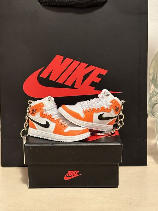 Poartă-ți pasiunea la chei! Brelocuri Nike premium – ediție limitată!