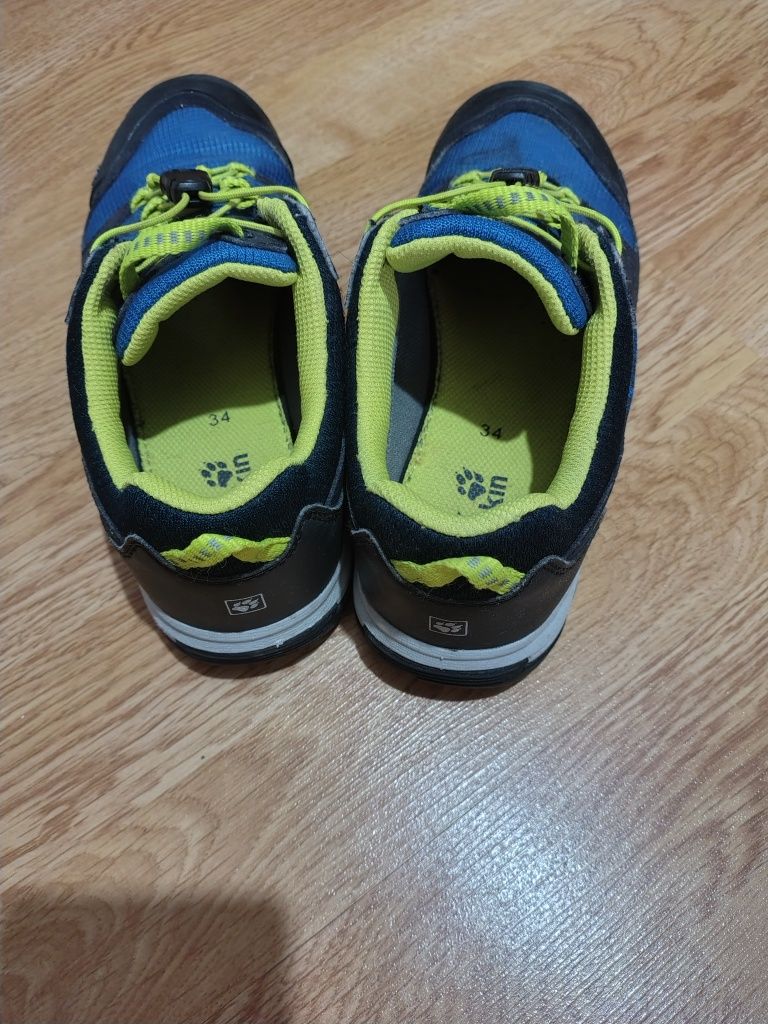 Vând adidași trekking jack wolfskin