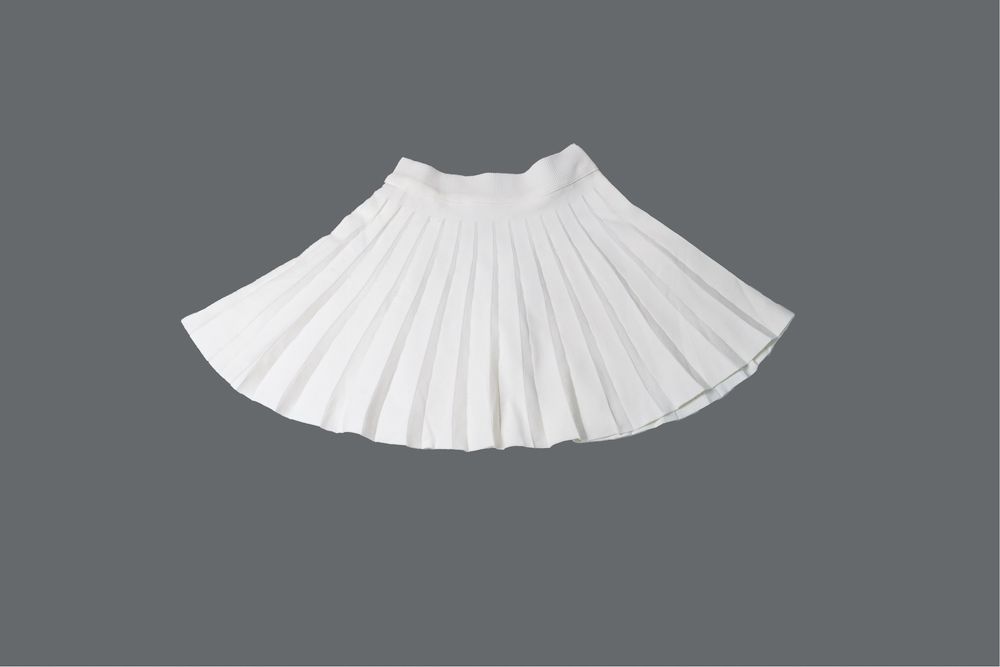 Бяла плисирана пола